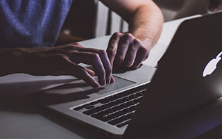 住户因马桶冲水声太响遭邻居起诉，噪音纠纷背后的社区和谐思考